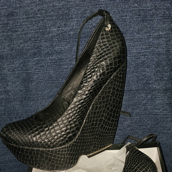 MIA Limited Edition - Picture 2 of 6